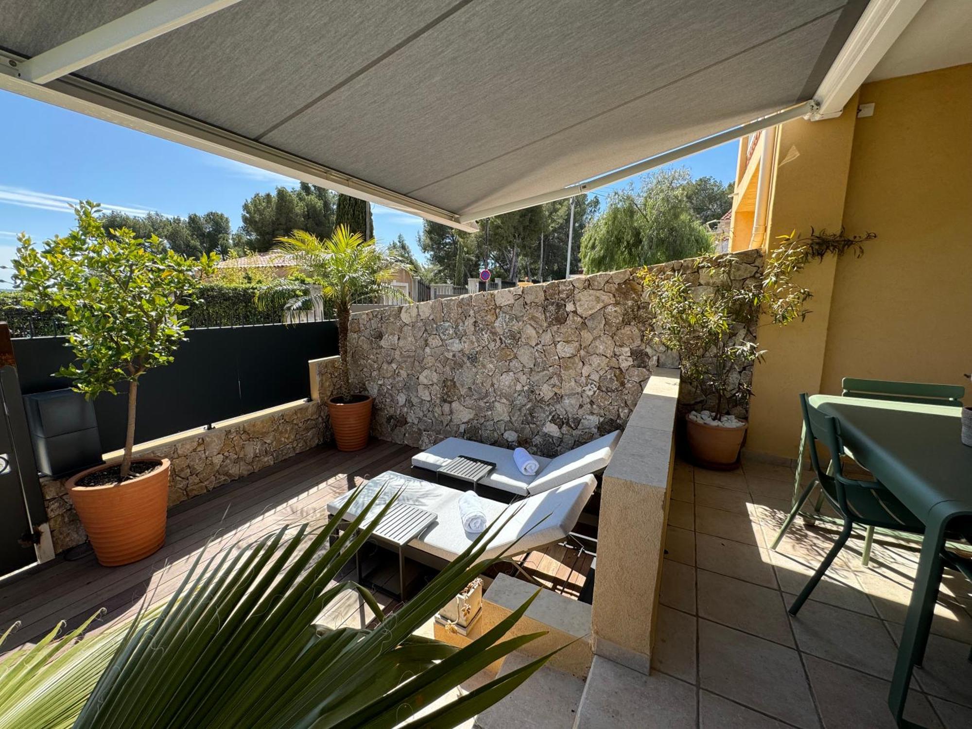 Appartement Confortable T2 Vue Avec Terrasse Amenagee Et Parking Prive, Et Port A Pied